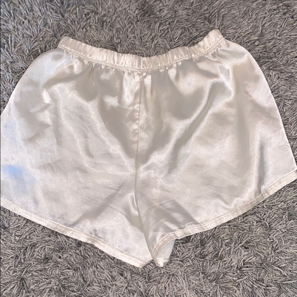 White shorts - Picture 3 of 3